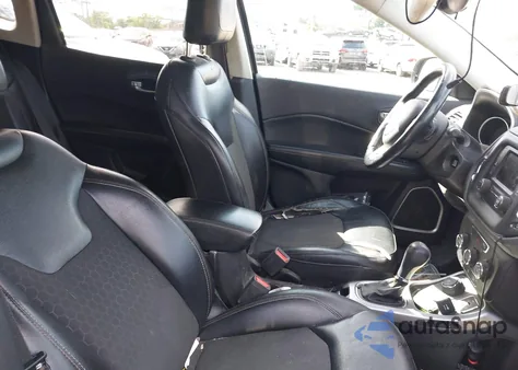 2018 Jeep Compass Latitude 4X4 z USA, uszkodzony, nr VIN 3C4NJDBB9JT147463